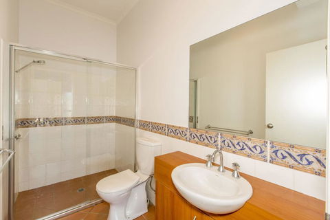 STYLISH, SUN-DRENCHED AND SOPHISTICATED - Accommodation Bookings 3