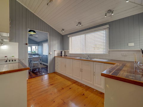 Sublime Beachfront Queenslander On The Esplanade - Accommodation Bookings 1