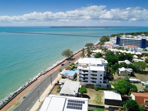 Sublime Beachfront Queenslander On The Esplanade - Accommodation Bookings 2