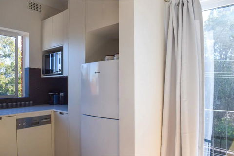 Sun-Drenched 1 Bed Studio Apt Newtown Parking - Accommodation Bookings 1