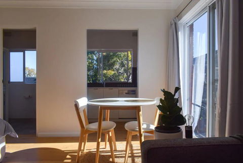 Sun-Drenched 1 Bed Studio Apt Newtown Parking - Accommodation Bookings 0
