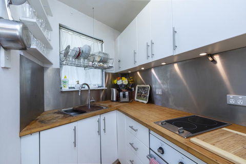 Sunlit Studio In The Trees, Walk To The Beach - Accommodation Bookings 2