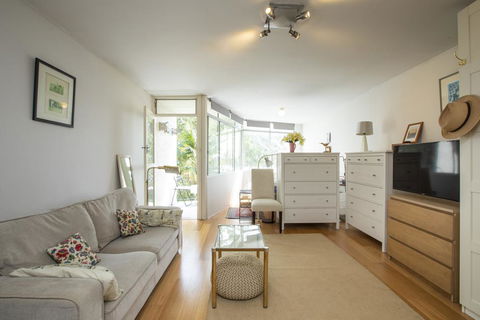 Sunlit Studio In The Trees, Walk To The Beach - Accommodation Bookings 0
