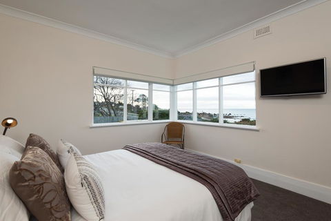 Sunrise At Penguin - Accommodation Bookings 3
