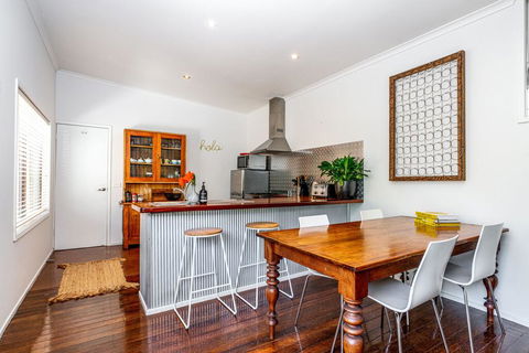 SUNSET BEACH SHACK On SURF - Accommodation Bookings 2