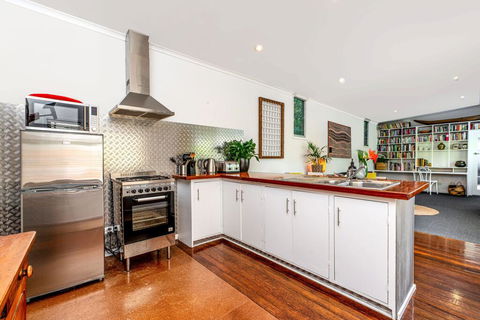 SUNSET BEACH SHACK On SURF - Accommodation Bookings 3