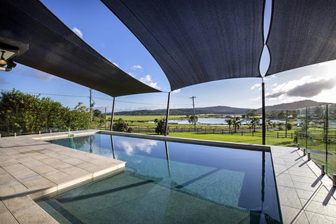 Sunset Retreat Airlie Beach Rural Getaway - Accommodation Bookings 2