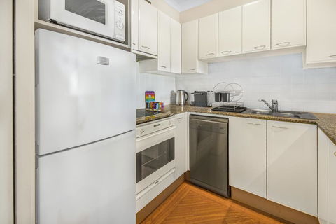 Super Convenient Apartment With Garden Views - Accommodation Bookings 3