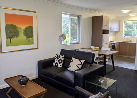 Superb 2 BR Apartment Minutes To CBD- Cen8 - Accommodation Bookings 0