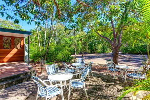 Surfside Beach House 17 - Rainbow Shores, Swimming Pool, 2 Minute Walk To Beach, Air Conditioning, Relax Here - Accommodation Bookings 2