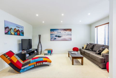SURFSIDE GETAWAY IN PICTURESQUE INVERLOCH - Accommodation Bookings 0