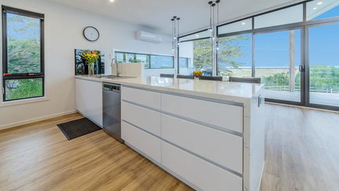 SWEEPING VIEWS - FREE WIFI & NETFLIX - PET FRIENDLY (OUTSIDE ONLY) - Accommodation Bookings 3