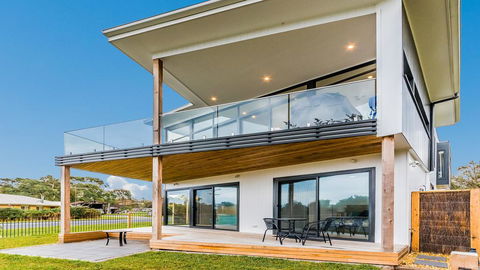 SWEEPING VIEWS - FREE WIFI & NETFLIX - PET FRIENDLY (OUTSIDE ONLY) - Accommodation Bookings 1