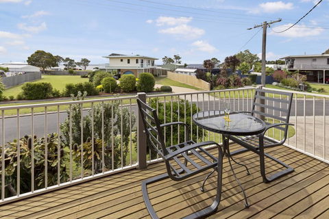 Tanjil - A Stroll From The Water In Paynesville - Accommodation Bookings 1