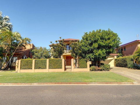 Tarcoola 41 - 5 BDRM Canal Home With Pool - Accommodation Bookings 1