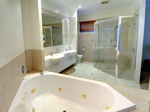 Tarcoola 41 - 5 BDRM Canal Home With Pool - Accommodation Bookings 2