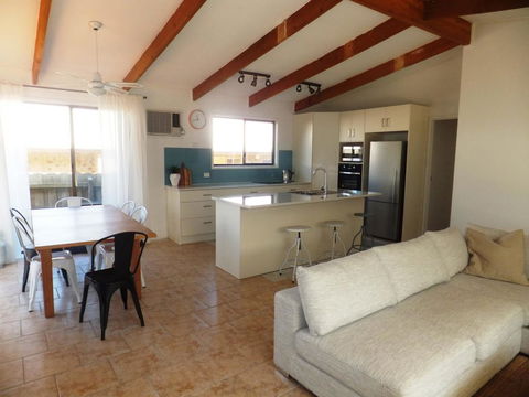 TERRIFIC ON TAMARA CRESCENT - Accommodation Bookings 3