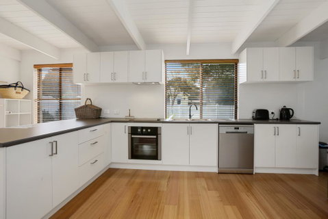 THE ASHMAN HOUSE - Modern And Close To Town - Accommodation Bookings 2