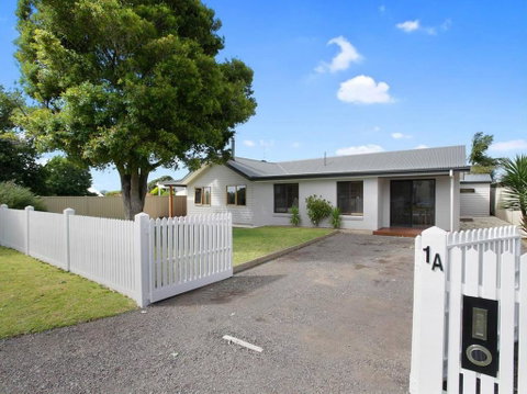 THE ASHMAN HOUSE - Modern And Close To Town - Accommodation Bookings 0