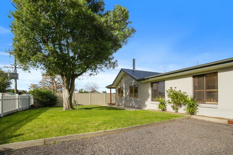 THE ASHMAN HOUSE - Modern And Close To Town - Accommodation Bookings 3