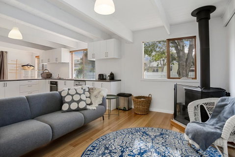 THE ASHMAN HOUSE - Modern And Close To Town - Accommodation Bookings 1