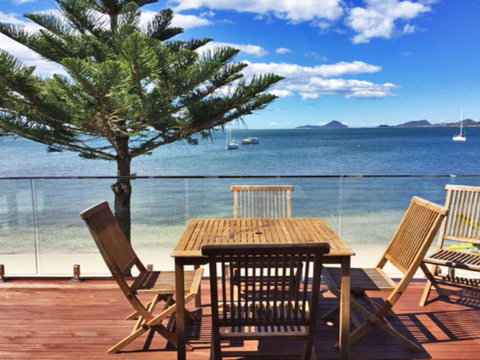 The Beach House' 169 Soldiers Point Road - Right On The Waterfront - Accommodation Bookings 0