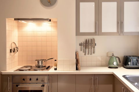 Lotus Gogh Apartment - Accommodation Bookings 9