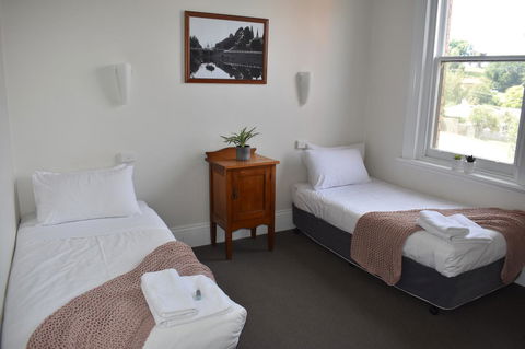 Deloraine Hotel - Accommodation Bookings 8