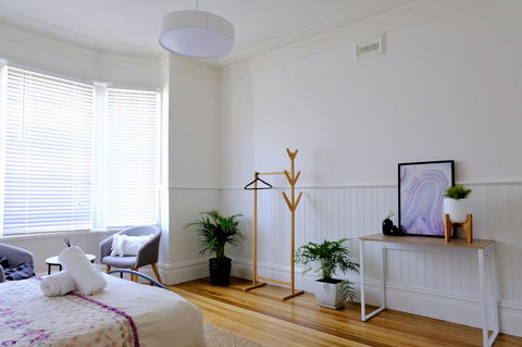 White House - Accommodation Bookings 13