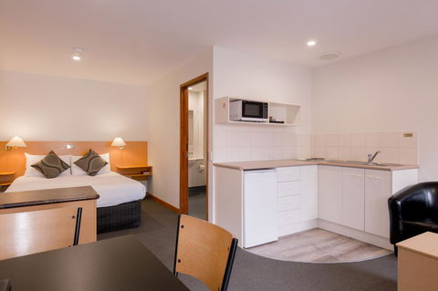 Bay Hotel Apartments - Accommodation Bookings 17