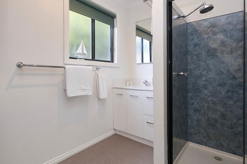 KINGFISHER COTTAGE Beachfront At The Binalong Bay - Accommodation Bookings 2