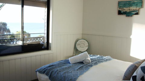 KINGFISHER COTTAGE Beachfront At The Binalong Bay - Accommodation Bookings 11