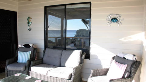KINGFISHER COTTAGE Beachfront At The Binalong Bay - Accommodation Bookings 7