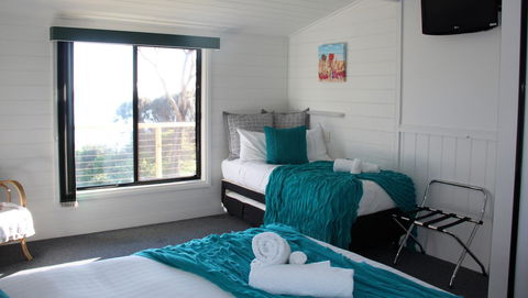 KINGFISHER COTTAGE Beachfront At The Binalong Bay - Accommodation Bookings 5