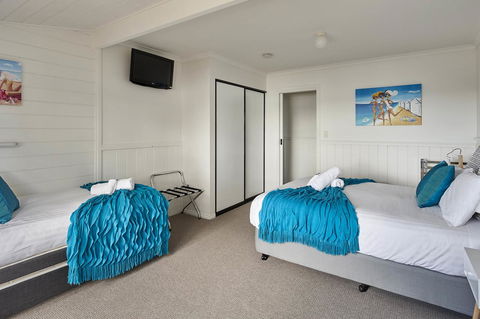 KINGFISHER COTTAGE Beachfront At The Binalong Bay - Accommodation Bookings 3