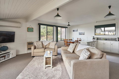 KINGFISHER COTTAGE Beachfront At The Binalong Bay - Accommodation Bookings 4
