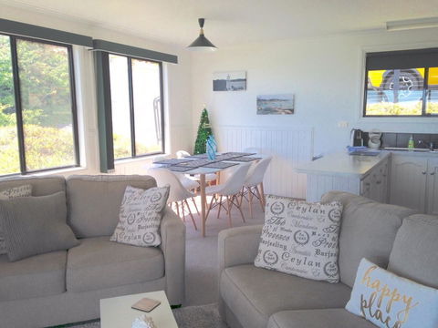 KINGFISHER COTTAGE Beachfront At The Binalong Bay - Accommodation Bookings 24