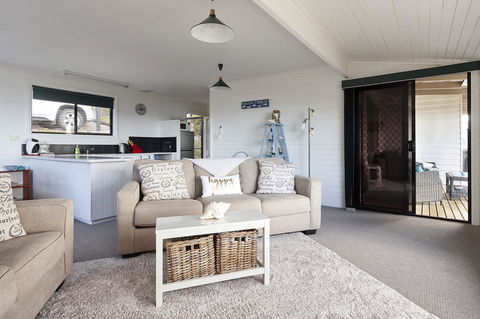 KINGFISHER COTTAGE Beachfront At The Binalong Bay - Accommodation Bookings 22