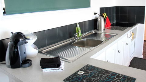 KINGFISHER COTTAGE Beachfront At The Binalong Bay - Accommodation Bookings 18