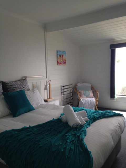 KINGFISHER COTTAGE Beachfront At The Binalong Bay - Accommodation Bookings 23