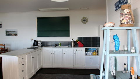 KINGFISHER COTTAGE Beachfront At The Binalong Bay - Accommodation Bookings 20