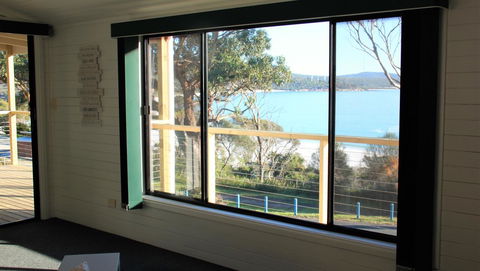 KINGFISHER COTTAGE Beachfront At The Binalong Bay - Accommodation Bookings 13