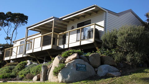 KINGFISHER COTTAGE Beachfront At The Binalong Bay - Accommodation Bookings 0