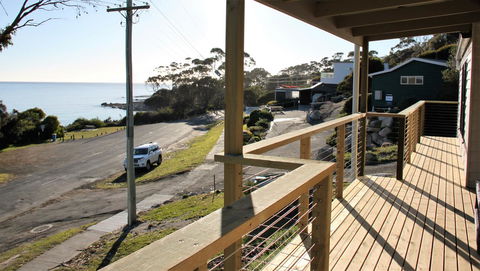 KINGFISHER COTTAGE Beachfront At The Binalong Bay - Accommodation Bookings 9