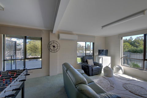 The Lookout ~ Large Family House With Views - Accommodation Bookings 3