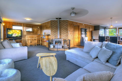 The Lookout ~ Large Family House With Views - Accommodation Bookings 4