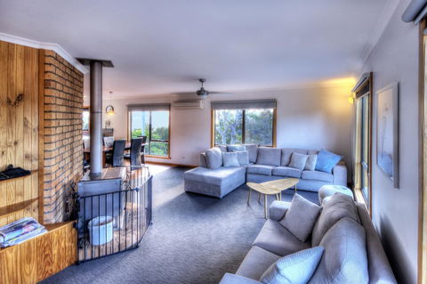 The Lookout ~ Large Family House With Views - Accommodation Bookings 12