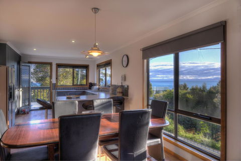 The Lookout ~ Large Family House With Views - Accommodation Bookings 6