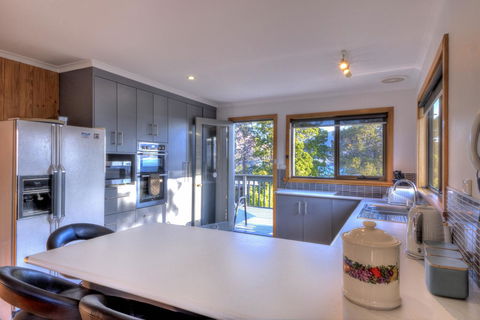 The Lookout ~ Large Family House With Views - Accommodation Bookings 10