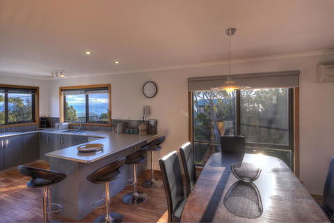 The Lookout ~ Large Family House With Views - Accommodation Bookings 14